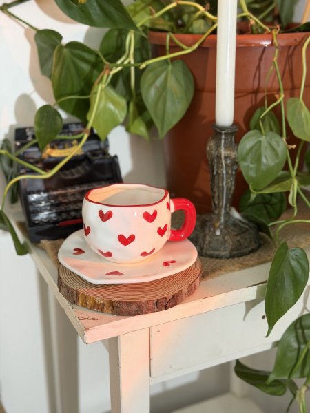 كوب قلوب حمراء