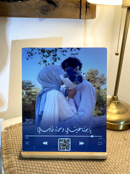 برواز معدني مع قاعدة خشب