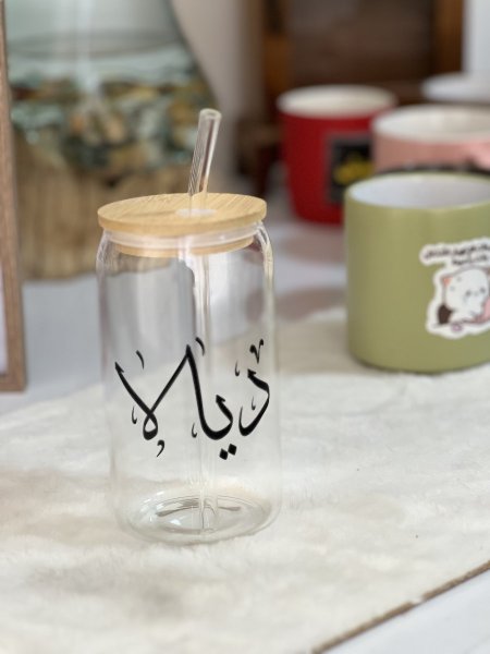 كوب شفاف بغطاء ومصاصة مع اسم