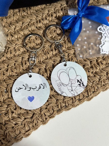 مدالية دائرية مع رسم صورة وعبارة