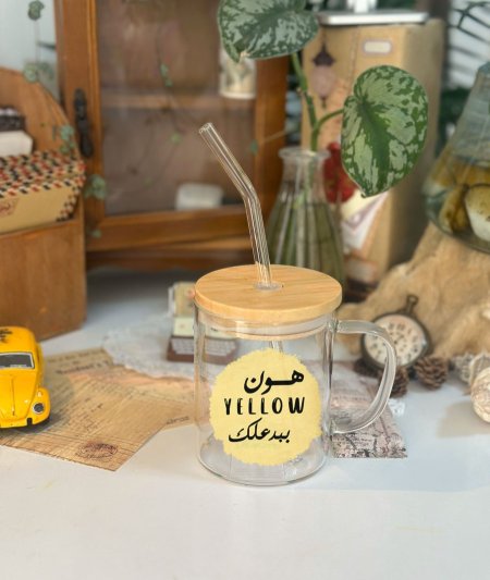 كوب شفاف مع غطاء ومصاصة